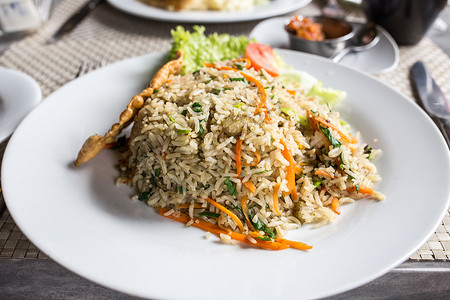 米饭配蔬菜和海鲜咖喱饭图片