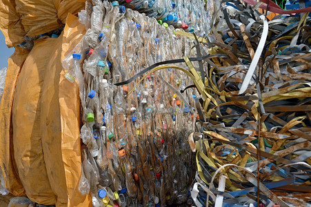 很多脏塑料瓶回收再利用图片