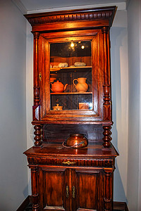 特写漂亮的古董木柜玻璃门后有各图片