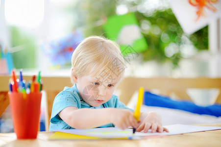 可爱的小男孩在幼儿园用彩色记号笔画在游乐学校进行创意儿童绘画学龄前图片