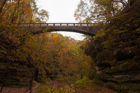 秋天五颜六色的公园里的大石桥背景图片