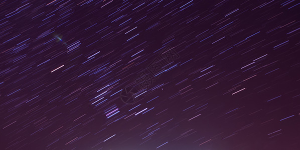 夜空中星轨的运动紫色的夜空图片