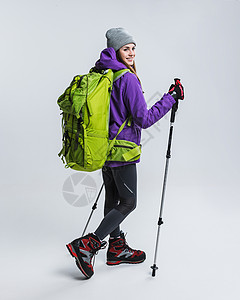 穿着运动服背着包和登山杖的年轻徒步旅行者图片