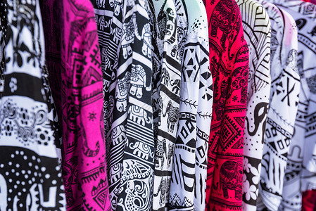 市场上各种颜色的纺织品布料背景图片