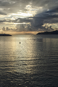 在撒丁岛海岸欣赏壮丽的日落图片
