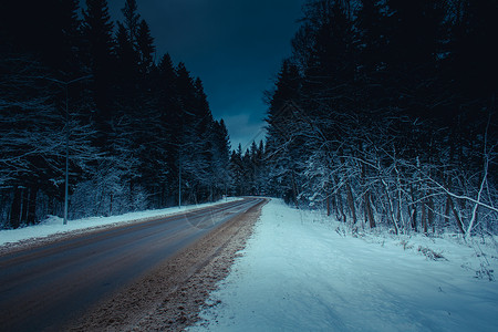 寒冷的冬天道路在寒冷的日子里的冬天道路图片