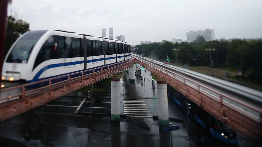 Cinemagraph在建筑物之间的Loop玻璃和钢桥上的高架轨道上训练图片