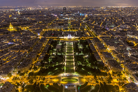 从鸟瞰图到法国巴黎战神广场的夜景图片