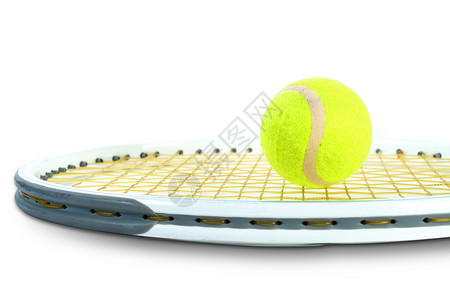 白色背景上的网球拍和网球图片