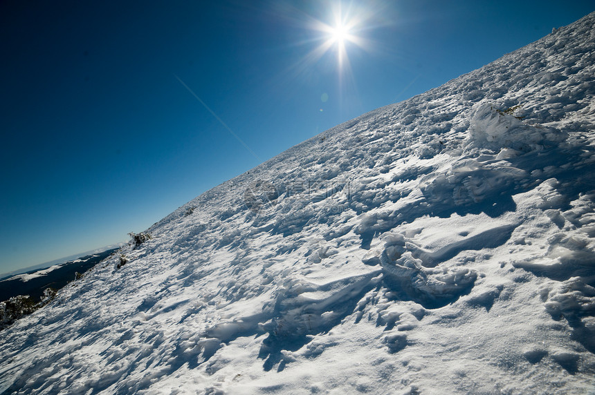 美丽的冬山雪地的图片