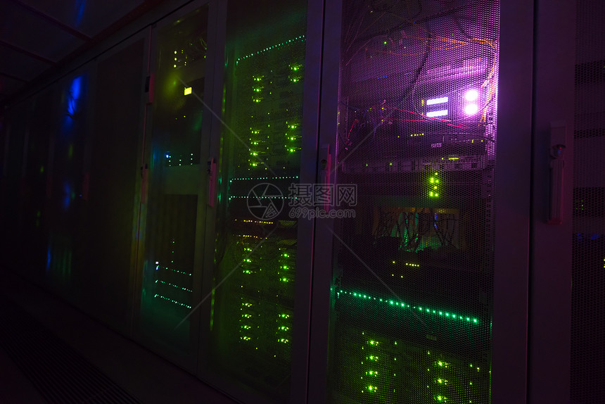 服务器机房数据中心显示器显示的面板图片