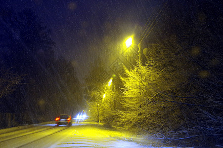 城市冬天晚上天气暴风雪车况很困难图片