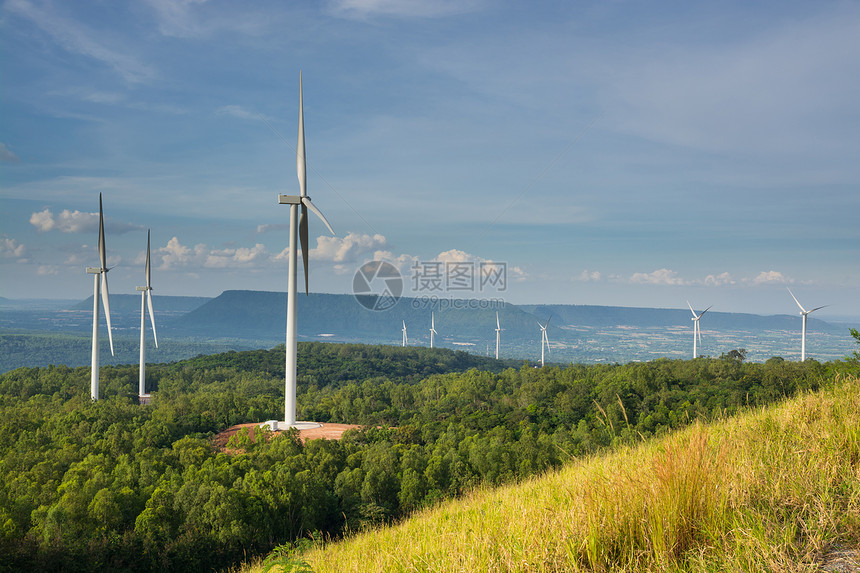 风力发电场或以蓝天空为电气效率或可再生能源技术业务概念的农场风力涡轮发电器WindPower图片