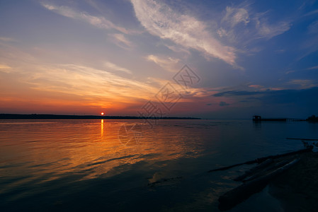 河上日落夏夜天空晴朗码头的轮图片