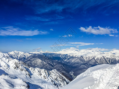 阳光明媚的山脉索契山顶的雪景背景图片