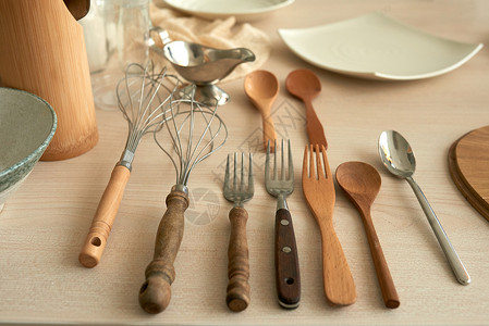 桌子上的叉子勺子和打蛋器图片