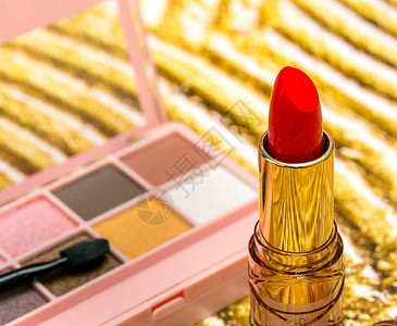 代表美容产品和魅力的红色唇膏妆容图片