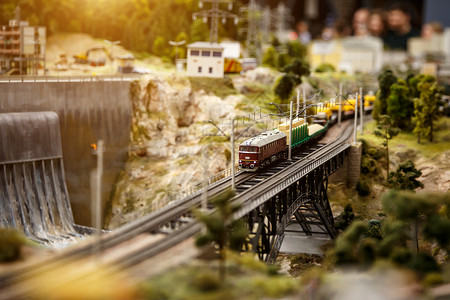火车通过桥梁微型图片