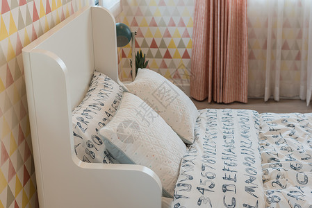 白色经典床设计经典卧室风格的枕头图片