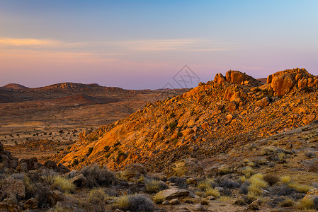 黄昏时分的岩石沙漠图片