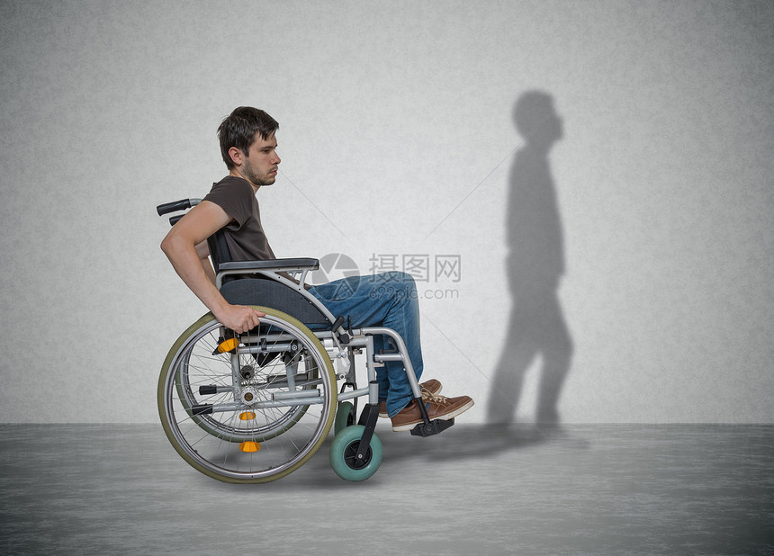 坐在轮椅上的年轻残疾男子有康复的希望图片