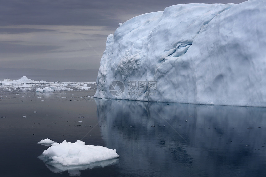 地球的极地区各种形式和大小的冰山气候变化和地球上年平均气温的增长极地冰层面积减少图片