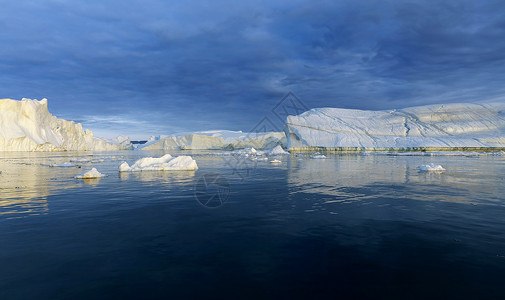 气温骤降的极地区各种形式和大小的冰山气候变化和上年平均气温的增长极地冰层面积减少背景