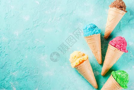 在冰淇淋锥中选择各种明亮的多色冰淇淋图片