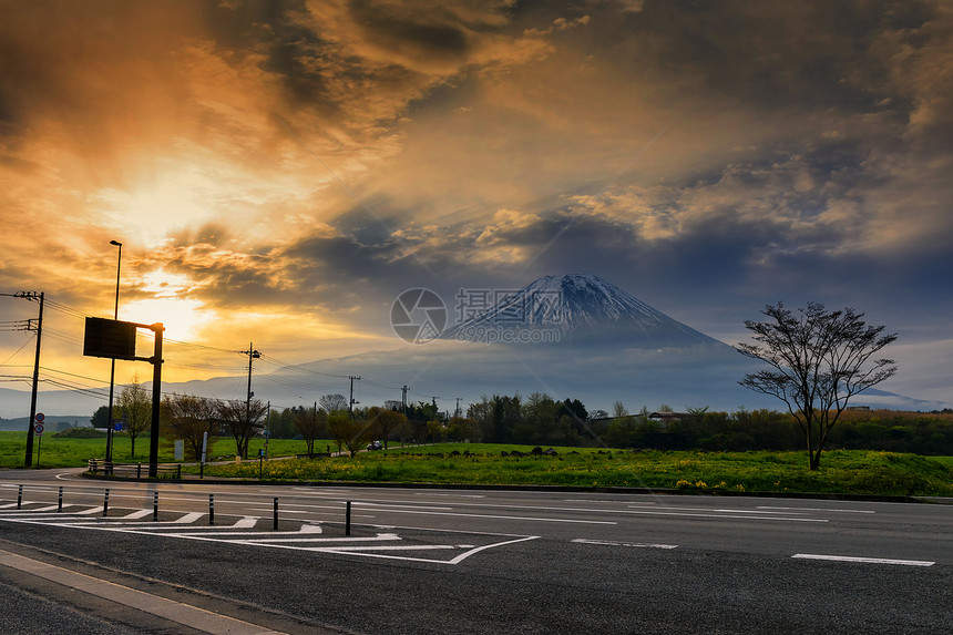 日出与对雾云和富士山或藤山的射线图片