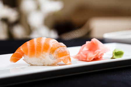 三文鱼寿司放在盘子里配上生姜和芥末图片