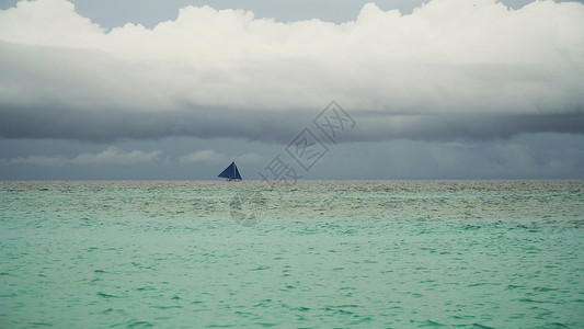海上的帆船有蓝色风帆的船游艇在海洋中帆船游艇在海中菲律宾图片