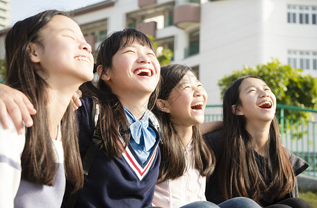 一群玩得开心的青少年学生图片