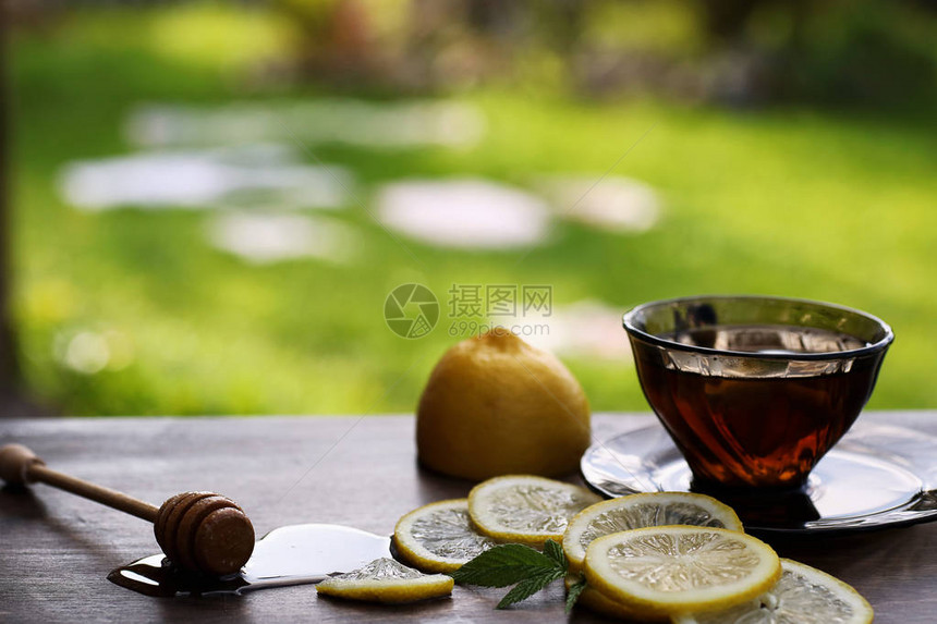 香喷的新鲜蜂蜜配上一杯红茶图片