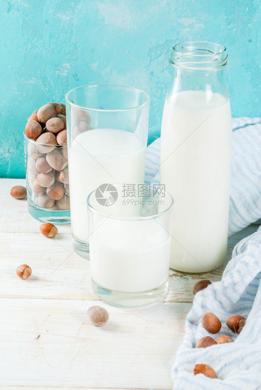 Vegan替代食物淡蓝背景的栗子非奶图片