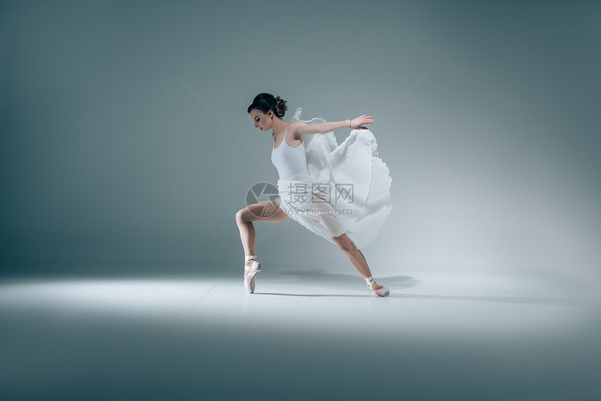 优雅的芭蕾舞女演员穿着白色连衣裙跳舞图片