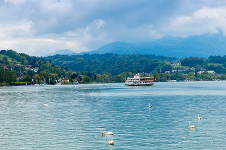 乘船游览瑞士卢塞恩湖图片