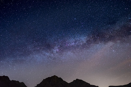 牵牛星圣诞节期间美妙的星空和意大利阿尔卑斯背景