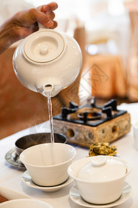 将热水倒入茶杯在传统薄饭期图片