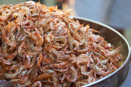 在油或铝制钢板上炸虾炸虾作为海鲜很受欢迎泰国食品营养健康市场人气新鲜出海图片