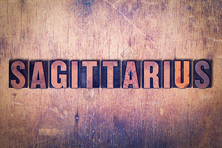Sagittarius概念和主题以古老的木质文字图片