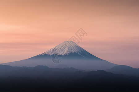 春季日出天空的富士山顶图片