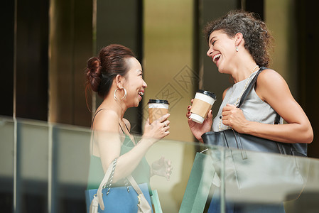 两个女人喝咖啡去图片