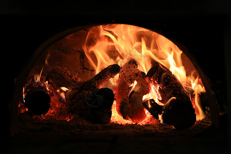 烤箱里燃烧的木头的热火图片