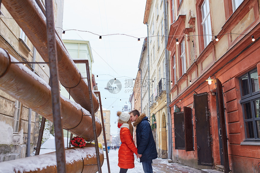 爱在户外的年轻快乐情侣在城里散步时爱图片
