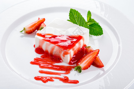 意式奶冻草莓草莓酱图片