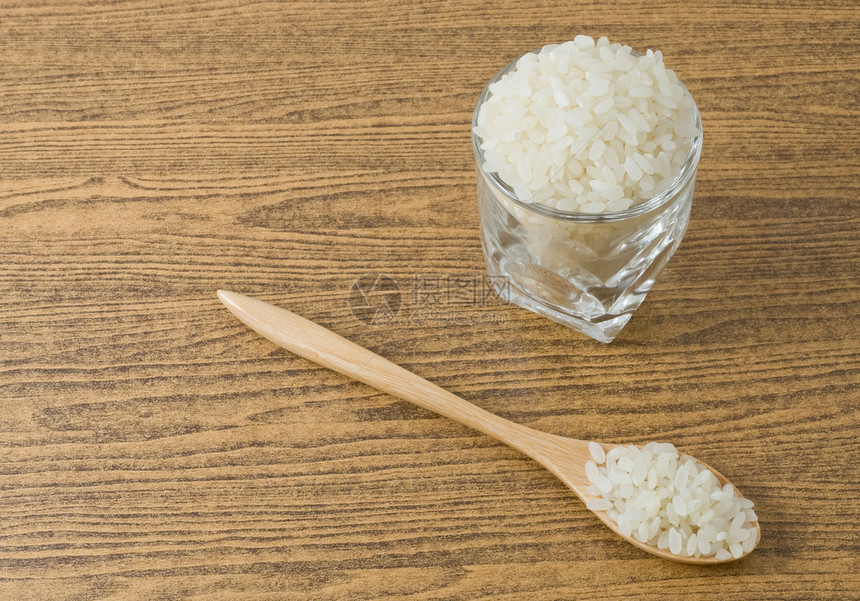 日本餐饮Raw和未烹调的日本大米图片