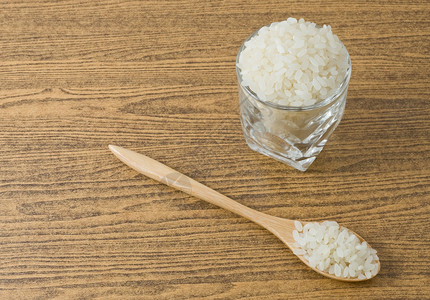日本餐饮Raw和未烹调的日本大米图片