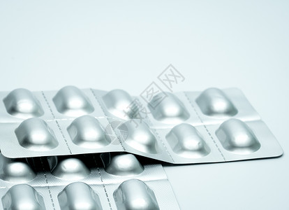 具有复制空间的药丸包装模糊背景下银铝泡罩包装图片