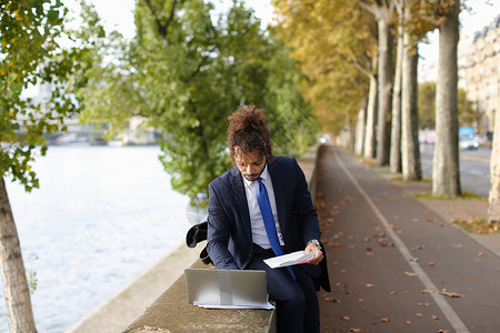 外国院士访问法国参加科学会议并在河边使用笔记本电脑工作图片