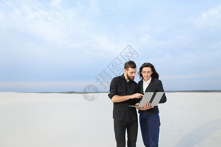 女朋友和男朋友在海边用笔记本电脑和父母聊天图片